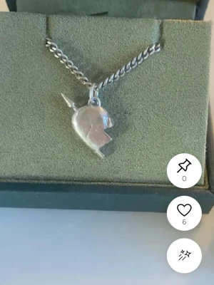 Maria Nilsdotter halsband  - Klassiska Maria Nilsdotter halvhjärtat !!pris kan diskuteras vid snabb affär postar snabbt även!! Längd 45 normala längden