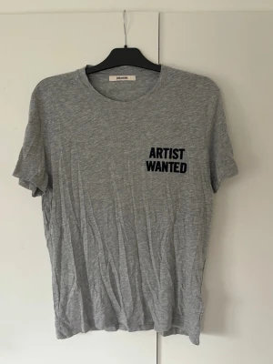 Zadig Voltaire t-short herr S - Grå ursnygg populär och trendig Zadig Voltaire t-shirt i storlek S. Inga hål eller fläckar i utmärkt skick och perfekt nu till sommaren! Supersnygg på och grym passform!