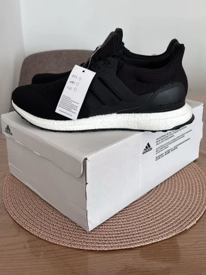 Adidas Ultraboost 1.0 - Adidas Ultraboost 1.0, Skick: 10/10 – helt oanvända, kommer med originalbox. Vid frågor eller intresse, skicka gärna ett DM.