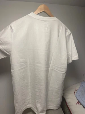 Vit piké t-shirt från Polo Ralph Lauren - Säljer då jag fick dubbletter i födelsedagspresent. Kvitto finns syns på sista bilden.storlek M pris kan diskuteras vid snabb affär 