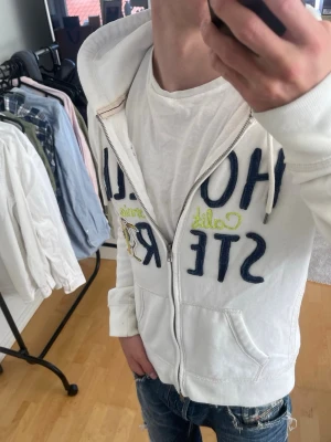 Hollister vintage 2000s zip hoodie (Limited edition) -  Säljer nu denna sjukt snygga Vintage 2000s hollister zip hoodie! Passar till allt och har en perfekt passform. Säljs ej längre i butik och är därav mycket eftertraktad😊L på etiketten men passar xs perfekt ! Skriv vid funderingar 🤝