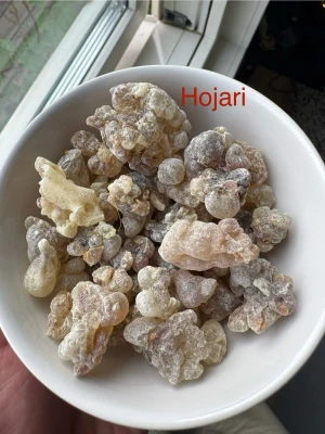 Hojari Frankincense rökelseharts 50g - Hojari rökelseharts i naturliga, oregelbundna bitar med ljusgul till beige färg. Kommer i en återförslutningsbar plastpåse. Perfekt för dig som gillar aromatiska dofter och vill använda naturlig rökelse. Ursprung: Oman. Botaniska namn: Boswellia Sacra.                                                                     https://youtube.com/shorts/GPQUWgp3iKQ?is=Z8mQxEZ82fU_Nvyc