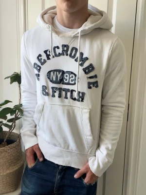 Abercrombie and fitch hoodie  - Abercrombie and fitch hoodie , sjukt snygg! Inga defekter! Modellen i bilderna är 180 cm 75 kg och bär Storlek M  , Kom med frågor! 🌟 (Kan gå ned i pris vid köp av paket 😉) 