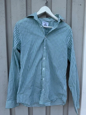 The shirt factory skjorta  - Grön skjorta från the shirt factory - Storlek 39 motsvarar M | Mycket bra skick | Hör av er vid frågor - TITTA ÄVEN MINA ANDRA SKJORTOR I PROFILEN!🤝🥳  