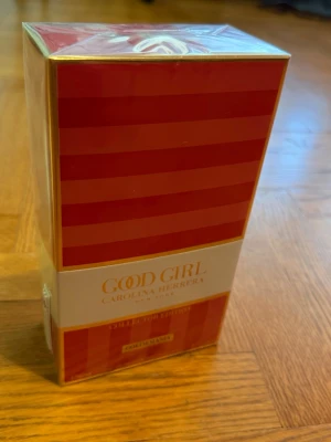 Good Girl parfym från Carolina Herrera - Good Girl Collector Edition från Carolina Herrera i en snygg röd och guld randig förpackning. Parfymen kommer i en exklusiv box med eleganta detaljer och lyxig känsla. Perfekt för dig som vill ha något unikt på parfymhyllan.