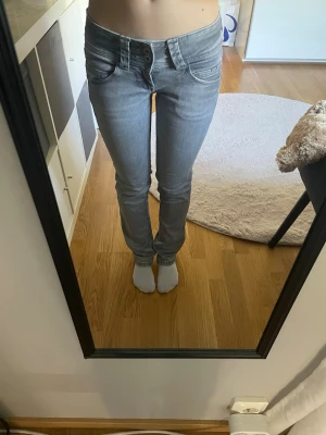 Grå straight pepe jeans - Gråa straight jeans från pepe jeans i storlek W25 L32.
