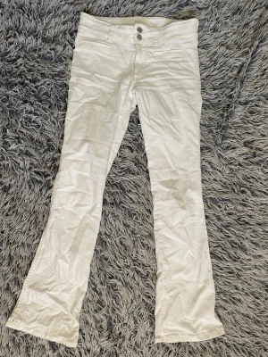Jeans bootcut/flare-modell  - Säljer ett par superfina vita jeans i bootcut/flare-modell som är perfekta till både vardag och fest! De är gjorda i ett mjukt och stretchigt material som sitter väldigt smickrande och är bekväma att bära hela dagen. Eftersom midjan är helt justerbar passar de perfekt även för dig som bär XXS och S. Priset kan diskuteras💕