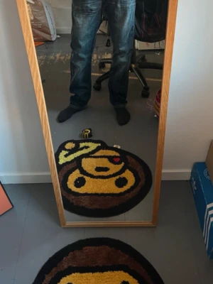 Nudie Jeans Even Steven 2006 dry - Säljer dessa exklusiva nudie jeans från 2006 i modellen Even Steven. Modellen är regular och lite öppna nertill. Byxorna har ett litet hål i skrevet som antingen lagas vid köp eller skickas utan lagning. Men utöver denna lilla defekt så är byxorna i gott skick med unika och fina slitningar, som bara sker efter är av användning. Måtten på byxorna är: Midja: 41,5cm Långd: 106cm benöppning: 20cm Skriv gärna för fler frågor! Jag hjälper gärna.