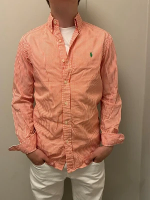 Ralph Lauren skjorta - Tja, säljer nu denna feta Ralph Lauren skjortan i mycket fina skick. Skjortan är i storlek ”XS” men passar ”S”. Vid frågor eller funderingar är det bara att höra av sig! 