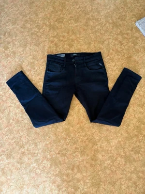 Svarta Replay jeans  - Mycket snygga Replay jeans som jag tyvär måste sälja då de inte passar mig längre. Hör av er om ni är intresserade eller har frågor🤝 Pris kan diskuteras❗️🤝