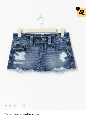 Blå jeanskjol med slitningar - Populär slutsåld lågmidjad jeans kjol från Gina! Gina 14+ i storlek m men passar vanlig s
