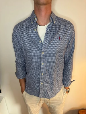 Mörkblå rutig Ralph Lauren skjorta  - Tjena! Vi säljer denna extremt snygga Ralph Lauren skjortan i storlek M och för endast 375kr medans nypris ligger på 1500kr. Hör av er vid frågor! // studio II Resell 💙