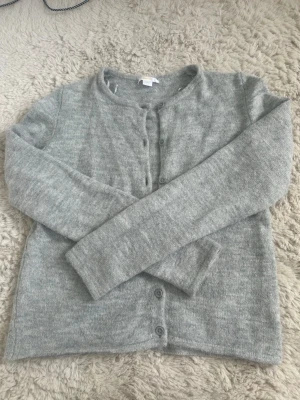 Ljusgrå kofta från Gina tricot  - Säljer en jättesnygg ljusgrå kofta från Gina tricot i mycket bra skick, i storlek 170 (S)💕💗 i princip nytt skick!
