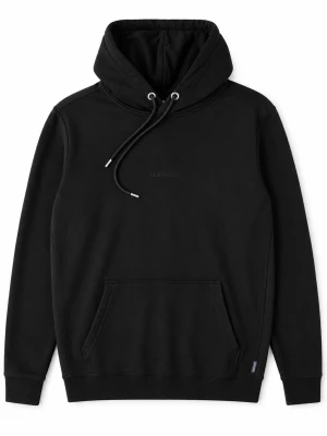 Svart hoodie från Les Deux - Snygg svart hoodie från Les Deux med broderad logga på bröstet. Klassisk modell med huva, dragsnören och stor magficka. Tillverkad i mjuk bomullsblandning som känns skön mot huden. Perfekt för en avslappnad och stilren look.