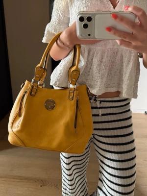Gul handväska från Mulberry - Senapsgul handväska från Mulberry i mjukt läder. Den är knappt använd, men har ett väldigt litet skav på loggan. Förmodligen inte äkta då den är köpt på en marknad i Spanien 💛
