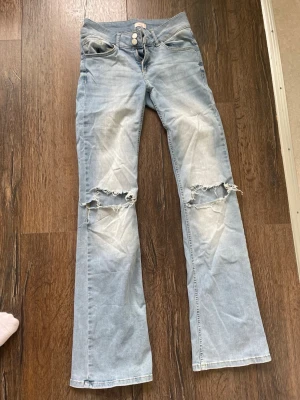 Jeans - Snygga jeans från Nelly i storlek 36. Sönder- se bilderna. Skriv för fler bilder 💓 