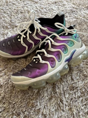 Nike Air Vapormax Plus Grape  - Nike Air Vapormax Plus sneakers med en snygg färgskiftning i lila, svart och grönt.  Dessa är sällsynta och ligger runt 4500 på de flesta hemsidor i denna storlek, köpte dessa som samlarobjekt så dem är knappast använda✅