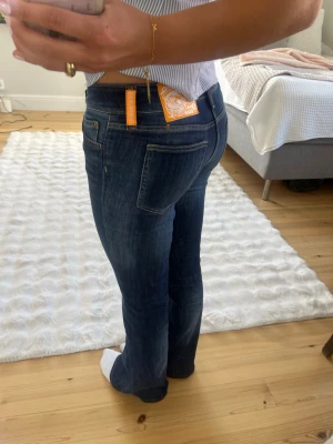 Cheap Monday jeans  - Snygga lådmidjade bootcut jeans från Cheap Monday i stl 28/30. Jeansen är uppsydda i benen och passar mig som är 160 cm lång.🥰