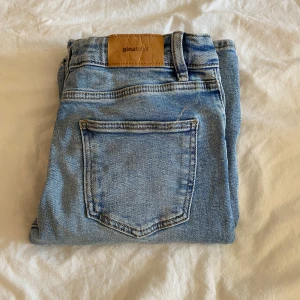 Blå bootcut jeans med silvriga diamant detaljer längst ner  - Snygga ljusblå bootcut jeans från Gina Tricot med silvriga nitar och små paljetter längst ner på benen framtill🩵🩵.