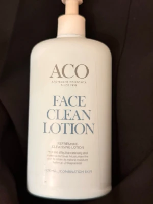 ACO Face Clean Lotion 400ml - Mild rengöringslotion från ACO för normal/kombinerad hud. Oparfymerad och återfuktande, tar bort smink och rengör huden skonsamt. Kommer i en ljusblå plastflaska med pump. Innehåller 400 ml. Ungefär 300 ml kvar.