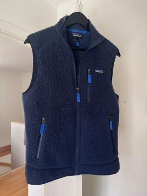 Patagonia väst Mörkblå - Riktigt snygg mörkblå väsy från Patagonia, perfekt nu till sommaren☀️| Storlek S | Mycket bra skick✅|