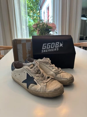 Golden Goose Skor  - Hejsan! Säljer mina gamla golden goose skor, storlek 41. Dom är hyfsat använda, skick 6/10. Box och dustbag ingår men boxen har fått lite defekter, skick 5/10. Ifall du har några andra frågor är det bara att skriva! 