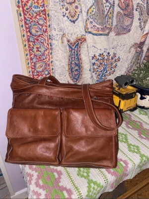 Slouchy vintage brown leather bag - Super fin mjuk brun läder väska  Mått på sista bilderna 