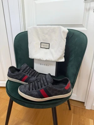 Gucci Ace - Storlek: 43-44 - Skick: 8.5/10 - Nypris: 7-8000kr - Mitt pris: 2199kr - Endast box medföljes, DM vid andra frågor eller funderingar. 