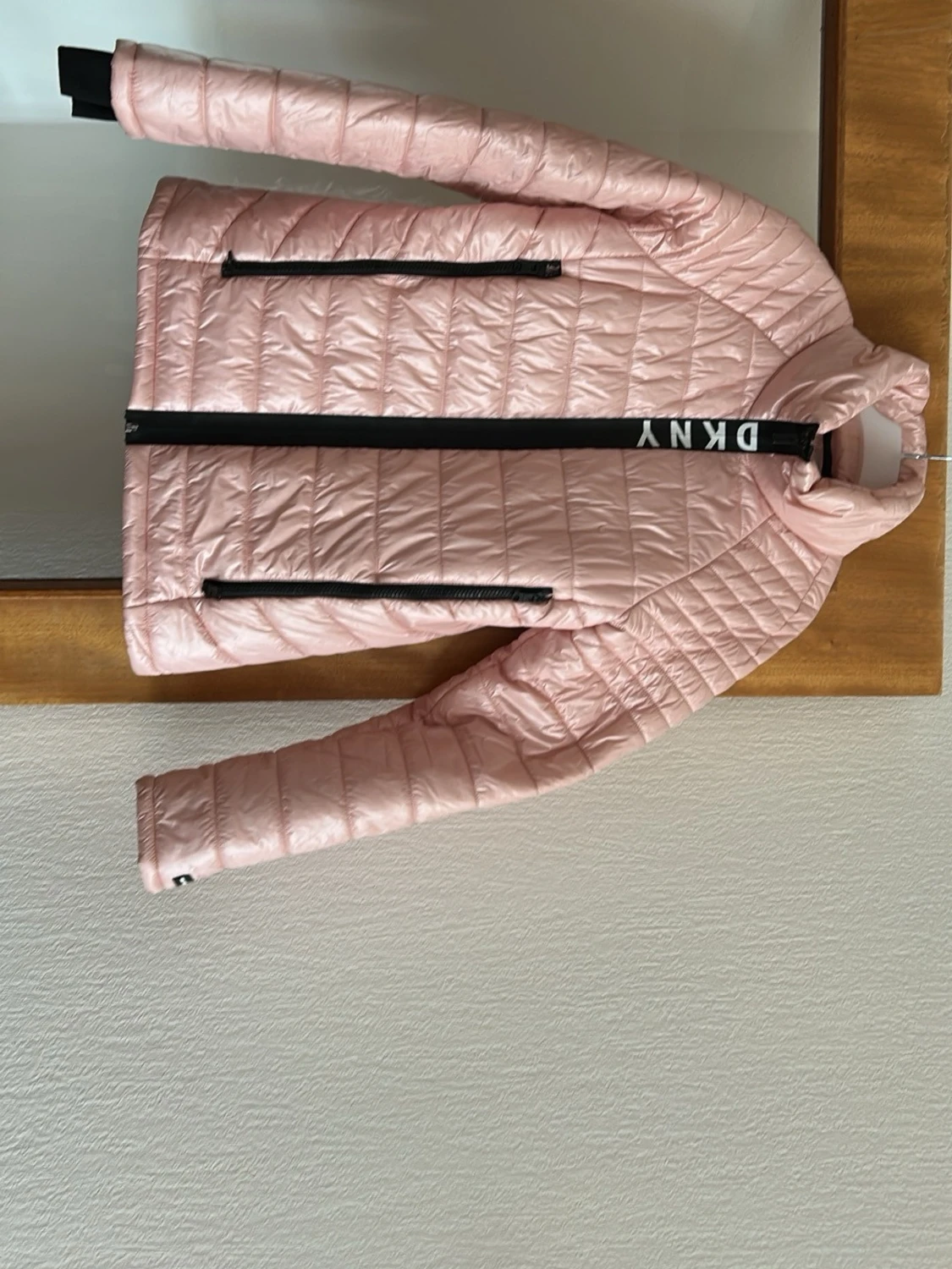 Ljusrosa pufferjacka från DKNY - 1