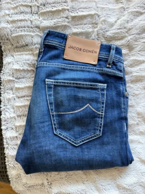 Jacob cohen nick 32 - Säljer dessa sjukt feta jacob cohen jeans! Size 32. Midja 44cm längd 107cm. Modell: nick. Nypris 5200kr. Modellen är 180. Hör av dig vid intresse 💯