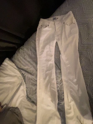 Vita lågmidjade jeans - Jag säljer mina vita lågmidjade jeans från lager 157 i storlek xs/34. Dom är inte använda