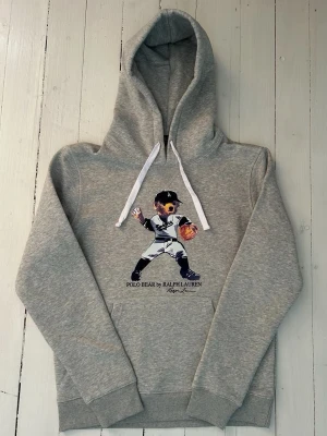 Ralph Lauren polo bear hoodie storlek S - Hej! Säljer denna riktigt schyssta polo bear hoodie från Ralph Lauren. Den är i storlek M men sitter en storlek litet och passar därför som en S. Den är endast använd någon enstaka gång och är därmed i ett nyskick. Original lappar och påse finns kvar och medföljer naturligtvis vid köp. Jag fraktar alltid snabbt! Mvh