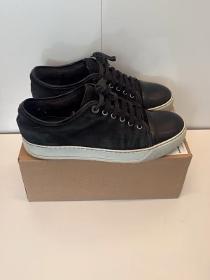 Lanvin skor - Svarta lanvins | storlek uk:7 | skick: 7/10 | skada vid ena toecapen | kan gå ned i pris vid snabb affär |