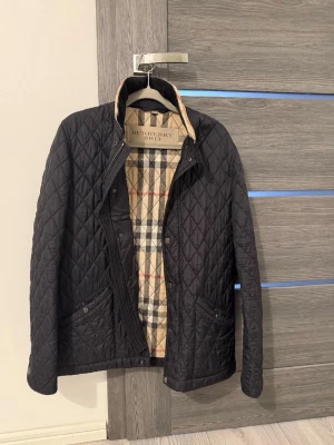Burberry jacka - Burberry vår jacka. Inte min jacka utan marknadsför, skriv vid intresse så överförs ni till försäljaren!😊