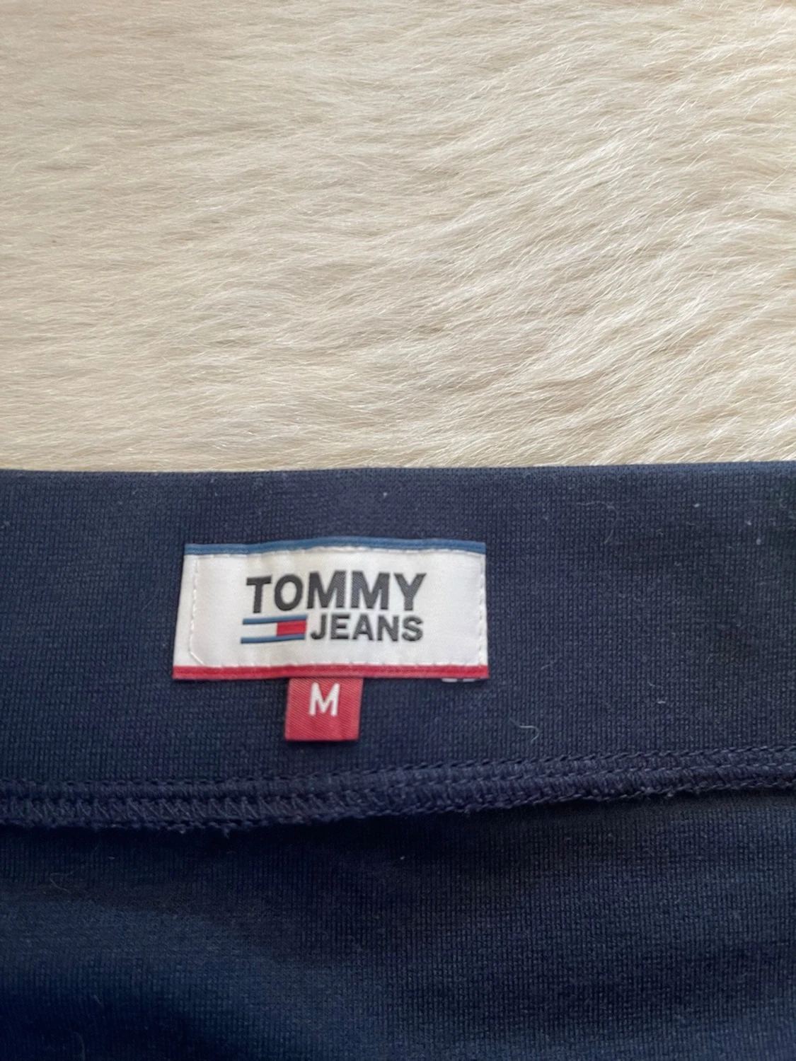 Mörkblå kjol från Tommy Jeans i storlek M - 4
