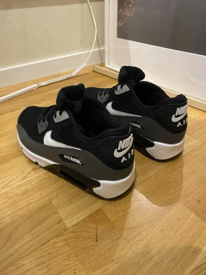 Nike airmax 90 helt nya storlek 44  - Använda bara 1 gång därav nyskick storlek 44