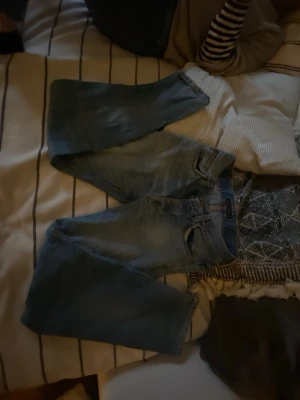 Ljusblå raka jeans från Lee - Säljer ett par ljusblå jeans från Lee med klassisk femficksmodell och raka ben. Jeansen har en snygg tvätt och Lee-lapp bak i midjan. Perfekta till en avslappnad stil och passar till det mesta. Materialet är bomull för skön känsla.