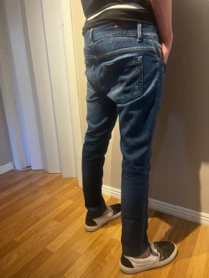 Dondup Jeans - Säljer ett par Dondup george som har skinny fit och är i storleken 31 men är insydda till 29. Skicket är mycket bra. Nypris:- 4000kr ) modellen är 177cm och väger 65 kg. Skriv för mer info✨✨