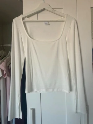 Basic top - Skön basic top från Gina tricot, storlek S. Har en slits vid ärmslutet. Använd 1-2 gånger.   Dock lite genomskinlig