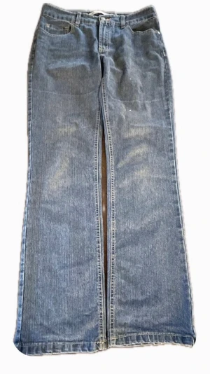 y2k bootcut jeans - Coola y2k jeans. Klassisk femficksmodell med normal midja och slitna detaljer. storlek 40. Jeansen är mörkare i verkligheten