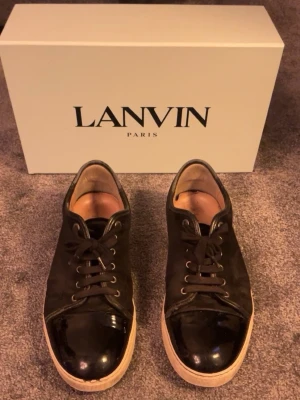 Svarta Lanvins - Säljer nu ett par riks feta Lanvins, som man ser på bilden förekommer box, extra snören och dustbag | Storlek: 44 | Hör av er för frågor😁