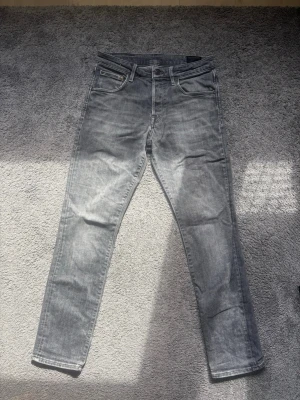 Jack & Jones jeans  - Riktigt snygga och prisvärda gråa Jack & Jones jeans. Storlek 30/32, rimliga prisförslag kan diskuteras vid snabb affär✅