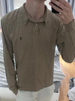 Beige långärmad piké från Ralph Lauren - Snygg Beige långärmad piké från Ralph Lauren | Storlek M | Mycket bra skick✅|