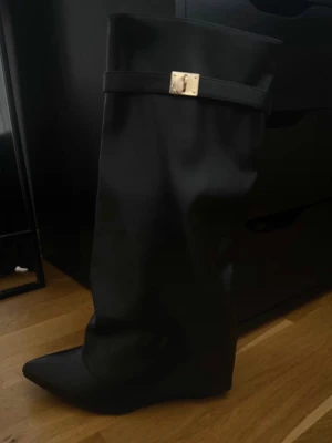 Folded boots - Jättesnygga folded boots med kilklack (ca 6cm)❣️jag köpte dem på vinted och vet inte vad det är för märke, men de är inte använda 