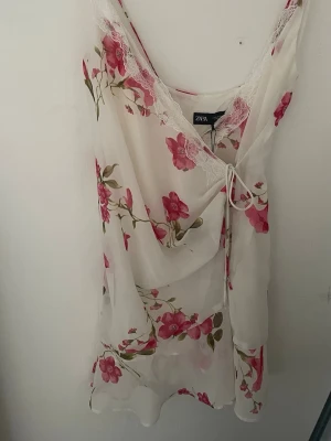 Blommigt från Zara - Söt klänning ifrån Zara, perfekt för midsommar eller andra sommar aktiviteter, luftig och skön att ha på sig 