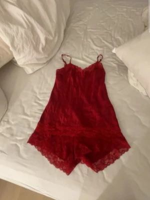 Vinröt pyjamas set intimissimi - Vinröt pyjamas set med linne och shorts, med en spetskant ifrån intimissimi! Storlek S!
