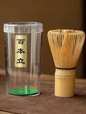 Matchavispare i bambu - En traditionell matchavispare i ljust bambu, perfekt för att vispa matcha-te till ett krämigt skum. Vispen har tunna, täta strån och kommer med en genomskinlig förvaringsburk med japansk text. Ett måste för matchaälskare!