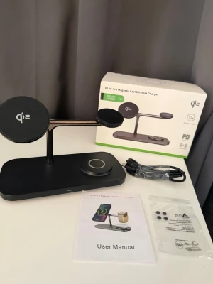 Qi2 3-i-1 magnetisk trådlös laddare - Snygg svart 3-i-1 magnetisk trådlös laddningsstation från Qi2 i nyskick. Perfekt för att ladda mobil, smartklocka och hörlurar samtidigt. Fått den i present och testat ett fåtal gånger men säljer den nu när jag inte har kvar min smartklocka. Nypris ligger på 500 kr. OrginalBox och tillbehör medföljer.
