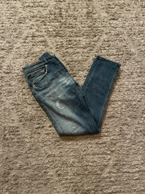 Dondup George  - Säljer nu dessa Dondup George jeans i storlek 33. Midja 40|Lår 26cm|Ytterlängd 100cm| Innerlängd 77cm. Skick 9/10 inga skador. För fler frågor eller funderingar är de bara att höra av sig
