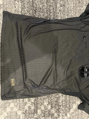 Svart Norge fotbollströja Nike - Säljer en svart fotbollströja från Nike med Norge-tryck och Dri-FIT ADV-material. Tröjan har en stilren design med Nike-logga och Norge-emblem på bröstet. Perfekt för träning eller match och tillverkad i ett lätt, ventilerande funktionsmaterial.